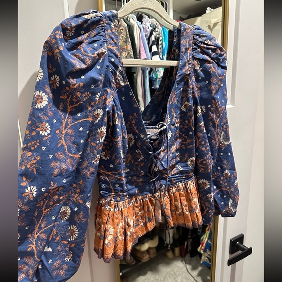 Fun, cropped corset styled top with puffed sleeves - Picture 2 of 2